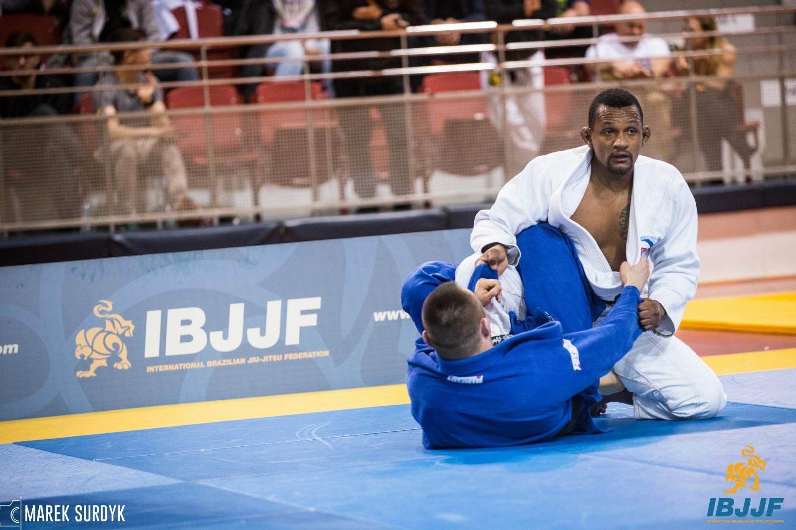 Zwei Jiu-Jitsu-Kämpfer auf einer Wettkampfmatte